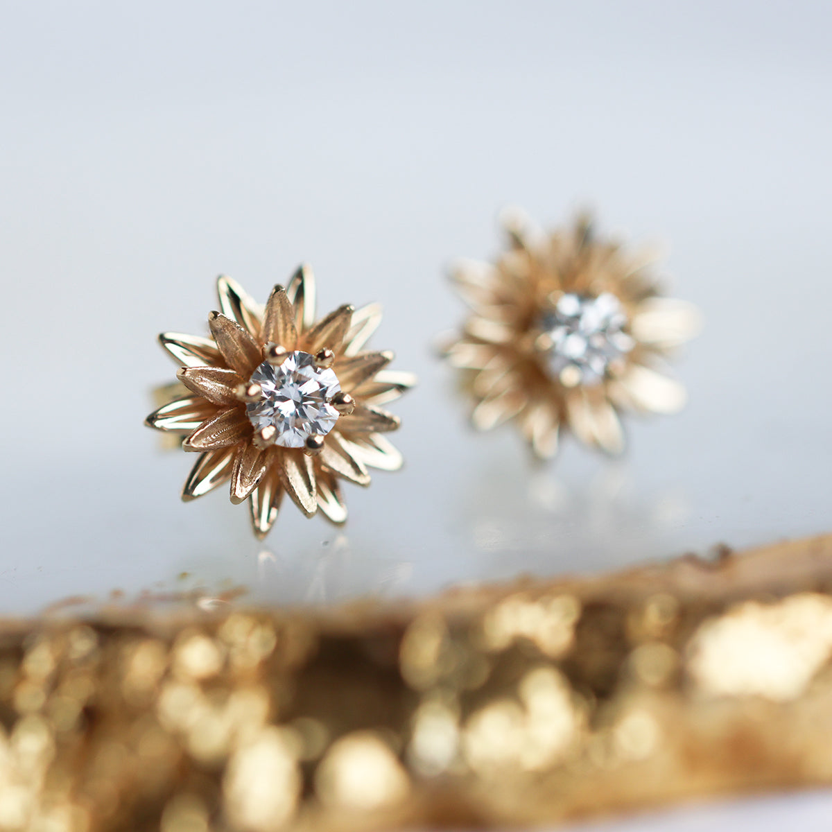 Runde Sonnenblumen-Ohrstecker mit Diamanten und Gold