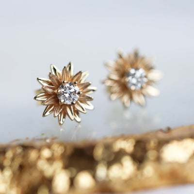 Runde Sonnenblumen-Ohrstecker mit Diamanten und Gold