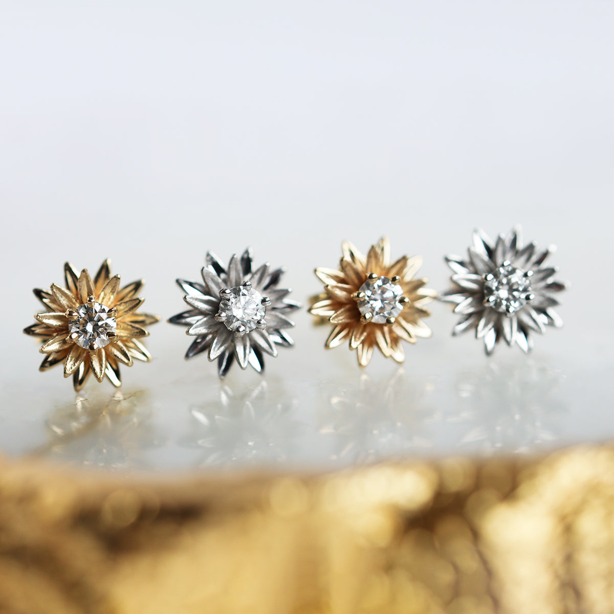 Runde Sonnenblumen-Ohrstecker mit Diamanten und Gold