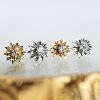 Runde Sonnenblumen-Ohrstecker mit Diamanten und Gold