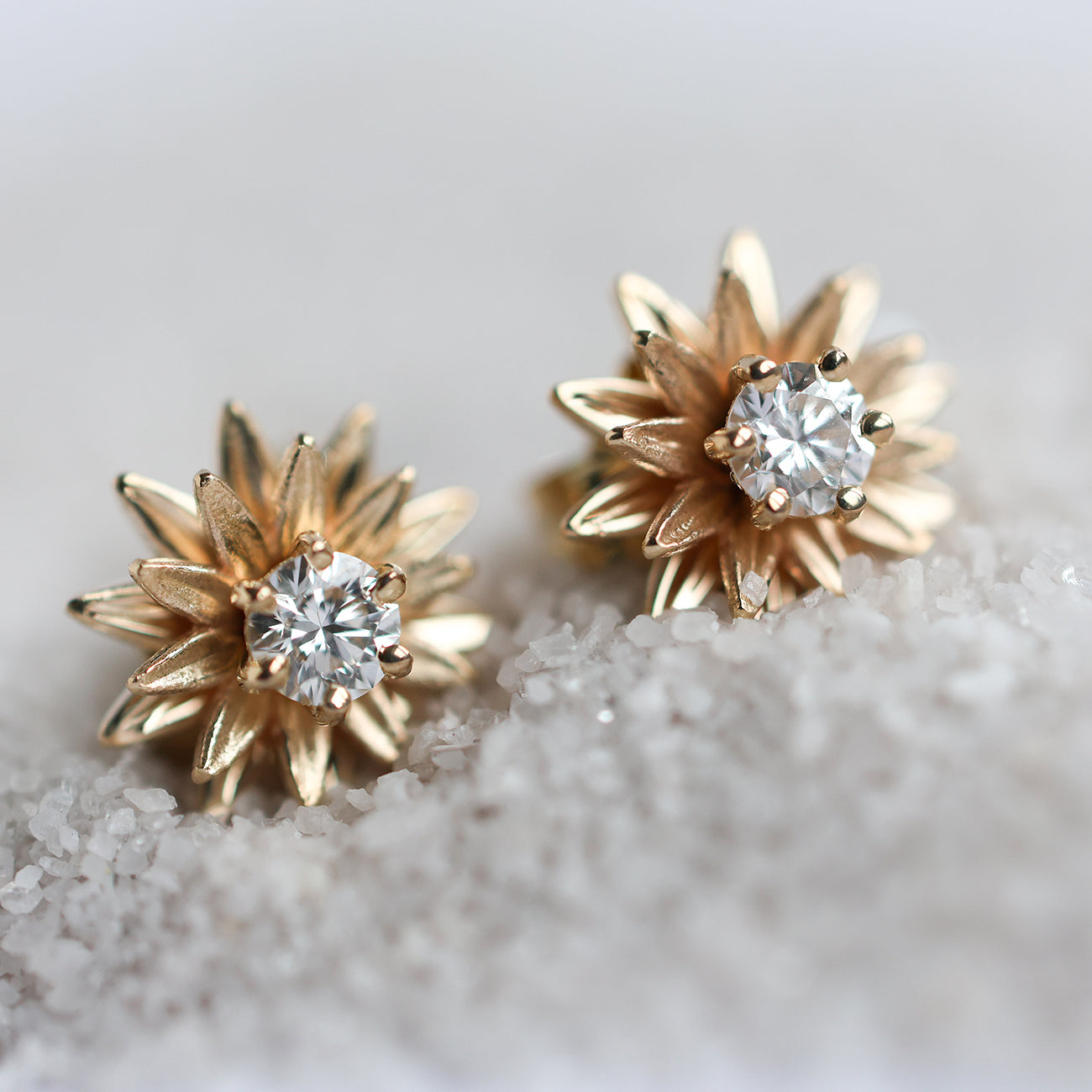 Runde Sonnenblumen-Ohrstecker mit Diamanten und Gold