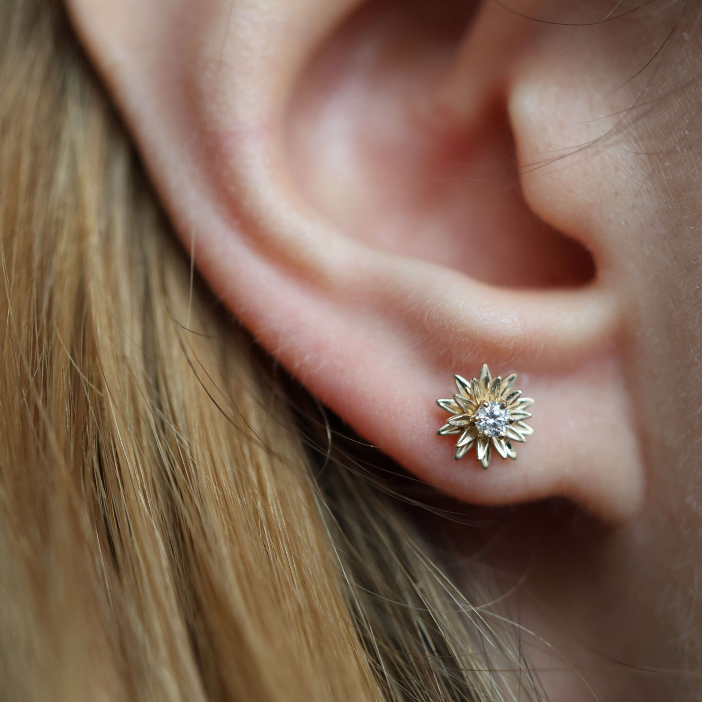 Runde Sonnenblumen-Ohrstecker mit Diamanten und Gold