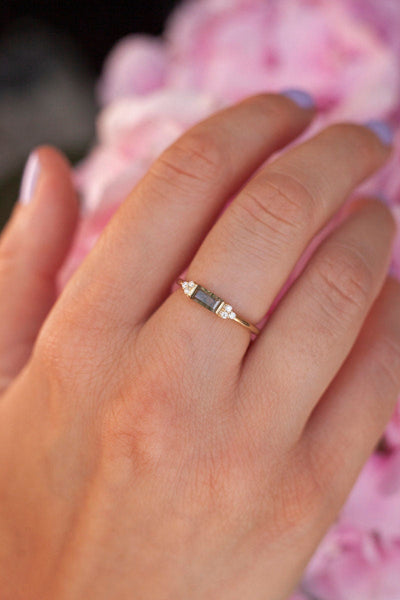 Baguette-Moos-Achat-Ring mit seitlichen runden weißen Diamanten