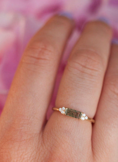 Baguette-Moos-Achat-Ring mit seitlichen runden weißen Diamanten