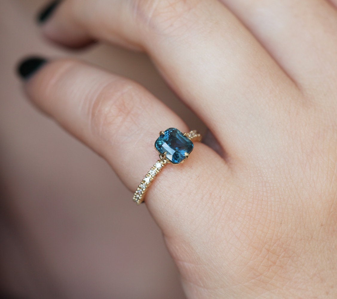 Eternity-Ring mit blauem Saphir im Kissenschliff und weißen Diamanten