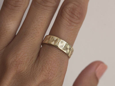 STRUKTURIERTER RING, MASSIVES GOLDBANDRING-Capucinne