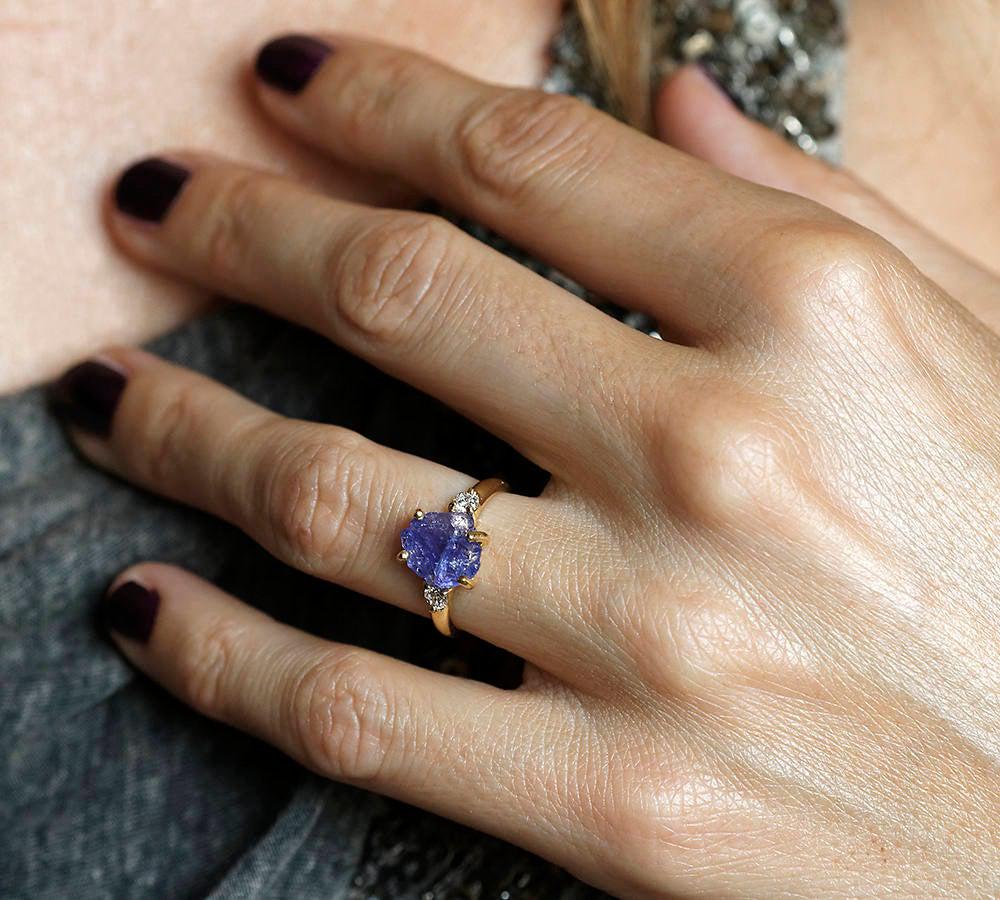 Ring aus natürlichem, rohem Tansanit mit drei Steinen und zwei seitlichen weißen Diamanten