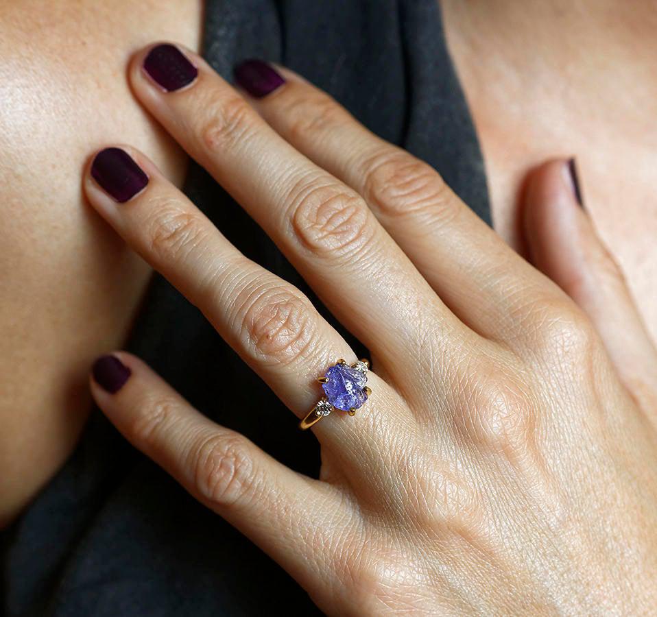 Ring aus natürlichem, rohem Tansanit mit drei Steinen und zwei seitlichen weißen Diamanten