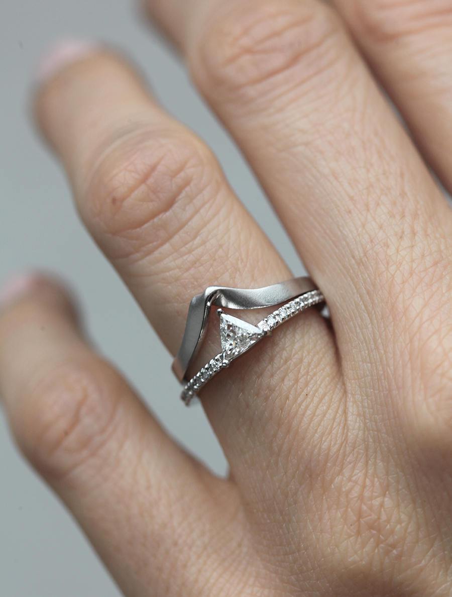 DIAMANTRING IM DREIECKSCHLIFF MIT HALF ETERNITY-PAVE-DIAMANTEN – Capucinne