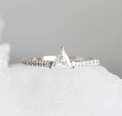 DIAMANTRING IM DREIECKSCHLIFF MIT HALF ETERNITY-PAVE-DIAMANTEN – Capucinne