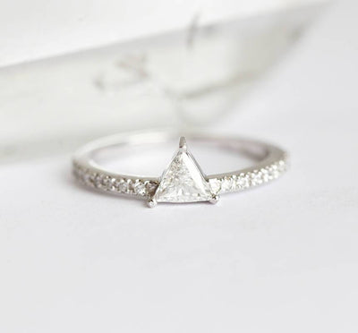 DIAMANTRING IM DREIECKSCHLIFF MIT HALF ETERNITY-PAVE-DIAMANTEN – Capucinne