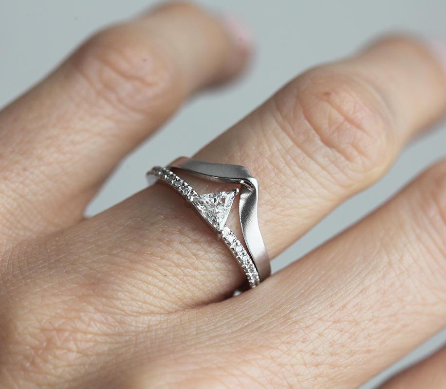 DIAMANTRING IM DREIECKSCHLIFF MIT HALF ETERNITY-PAVE-DIAMANTEN – Capucinne