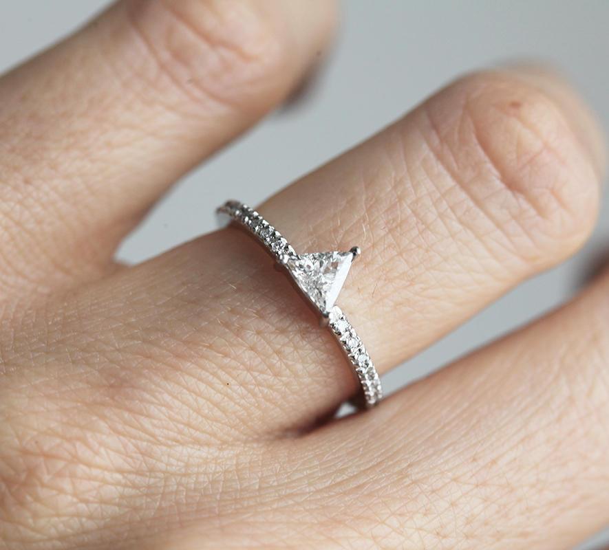 DIAMANTRING IM DREIECKSCHLIFF MIT HALF ETERNITY-PAVE-DIAMANTEN – Capucinne