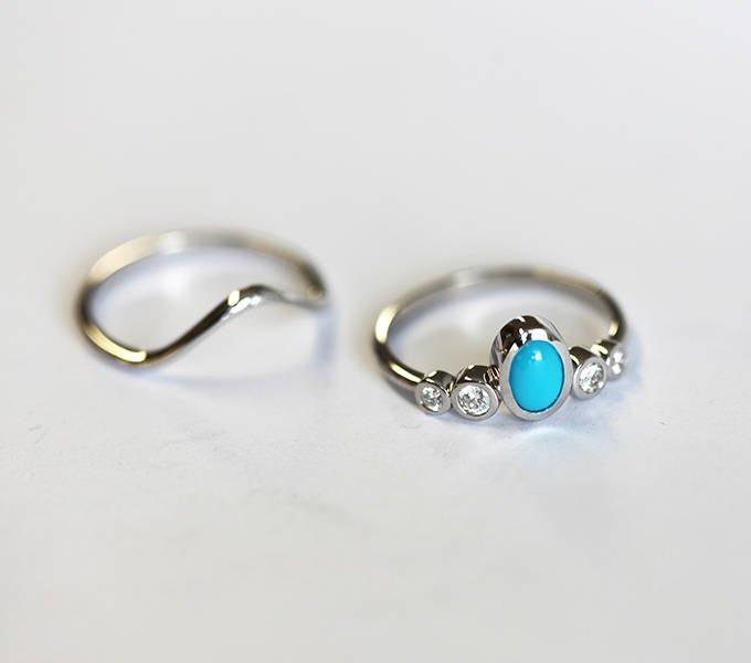 Ovaler Clusterring aus blauem Türkis und Diamanten mit gebogenem Band