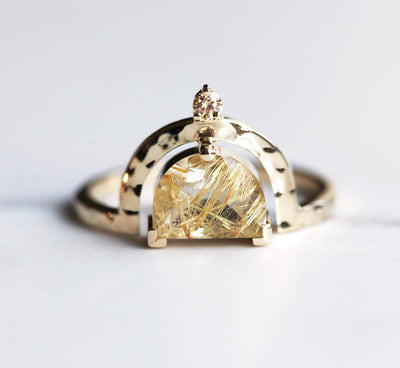 Halbmondförmiger goldener Rutilquarzring mit Champagnerdiamant