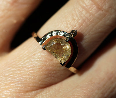 Halbmondförmiger goldener Rutilquarzring mit Champagnerdiamant