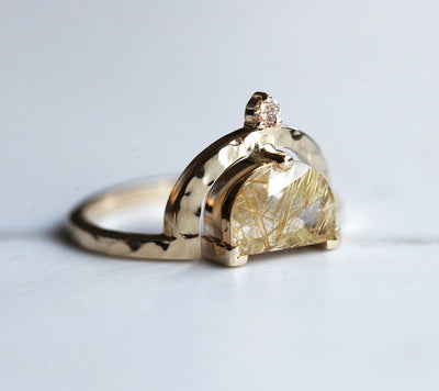 Halbmondförmiger goldener Rutilquarzring mit Champagnerdiamant