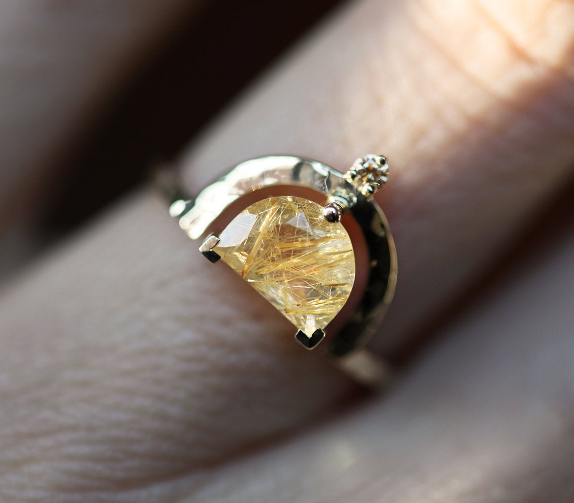 Halbmondförmiger goldener Rutilquarzring mit Champagnerdiamant