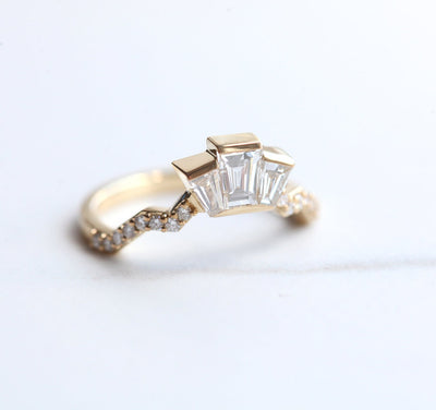 Baguetteförmiger Ring mit weißem Diamant und Diamantpavé