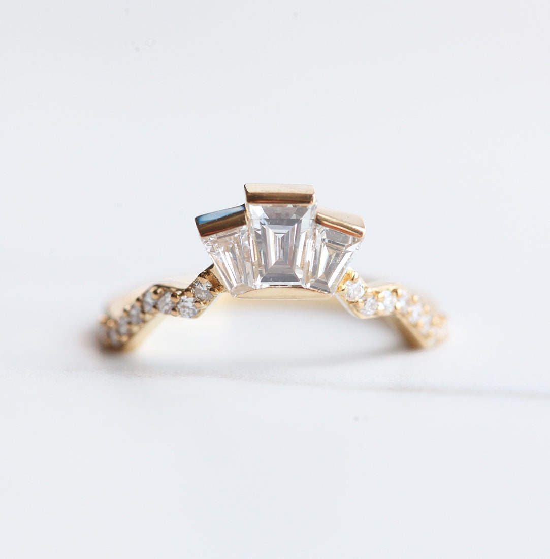 Baguetteförmiger Ring mit weißem Diamant und Diamantpavé