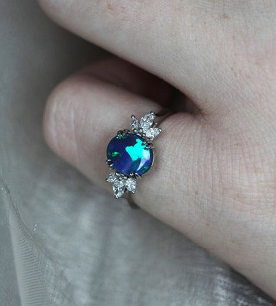 Ovaler Ring aus schwarzem Opal und weißem Diamant