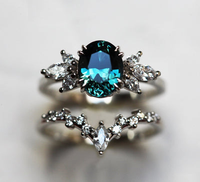 Ovaler Ring aus schwarzem Opal und weißem Diamant