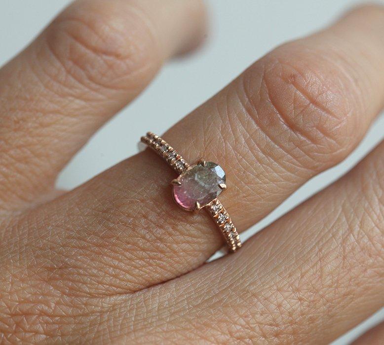 Wassermelonen-Oval-Turmalin-Ring aus Roségold mit Band im Seitenstein-Stil und weißen Diamanten