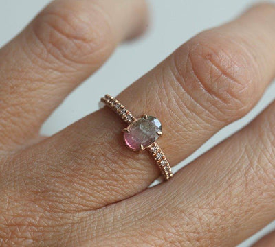 Wassermelonen-Oval-Turmalin-Ring aus Roségold mit Band im Seitenstein-Stil und weißen Diamanten