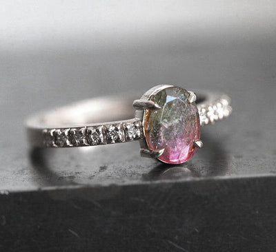 Wassermelonen-Oval-Turmalin-Ring aus Roségold mit Band im Seitenstein-Stil und weißen Diamanten