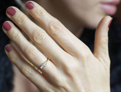 Art-Deco-Ring mit weißem Diamant im Baguetteschliff