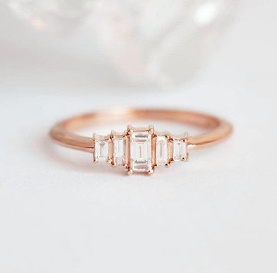 Art-Deco-Ring mit weißem Diamant im Baguetteschliff