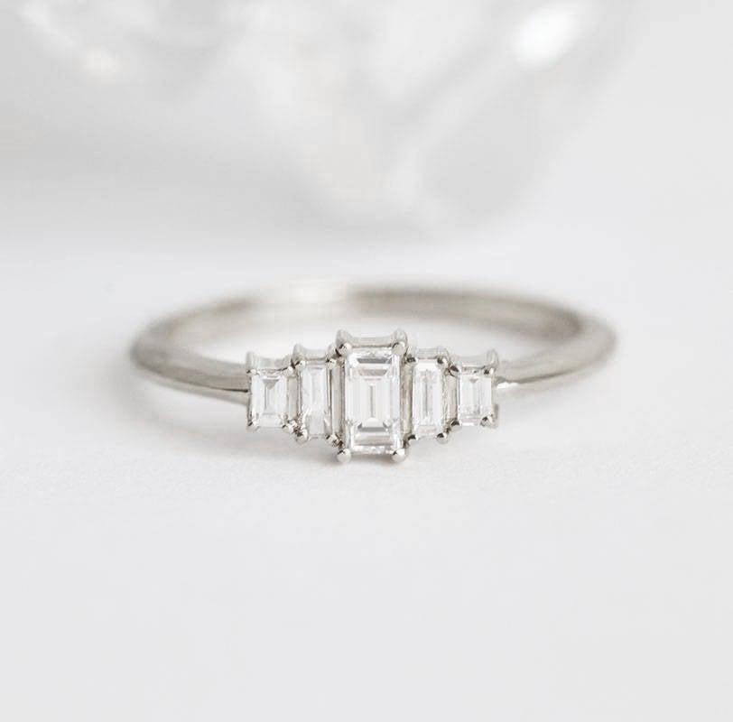 Art-Deco-Ring mit weißem Diamant im Baguetteschliff