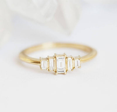 Art-Deco-Ring mit weißem Diamant im Baguetteschliff