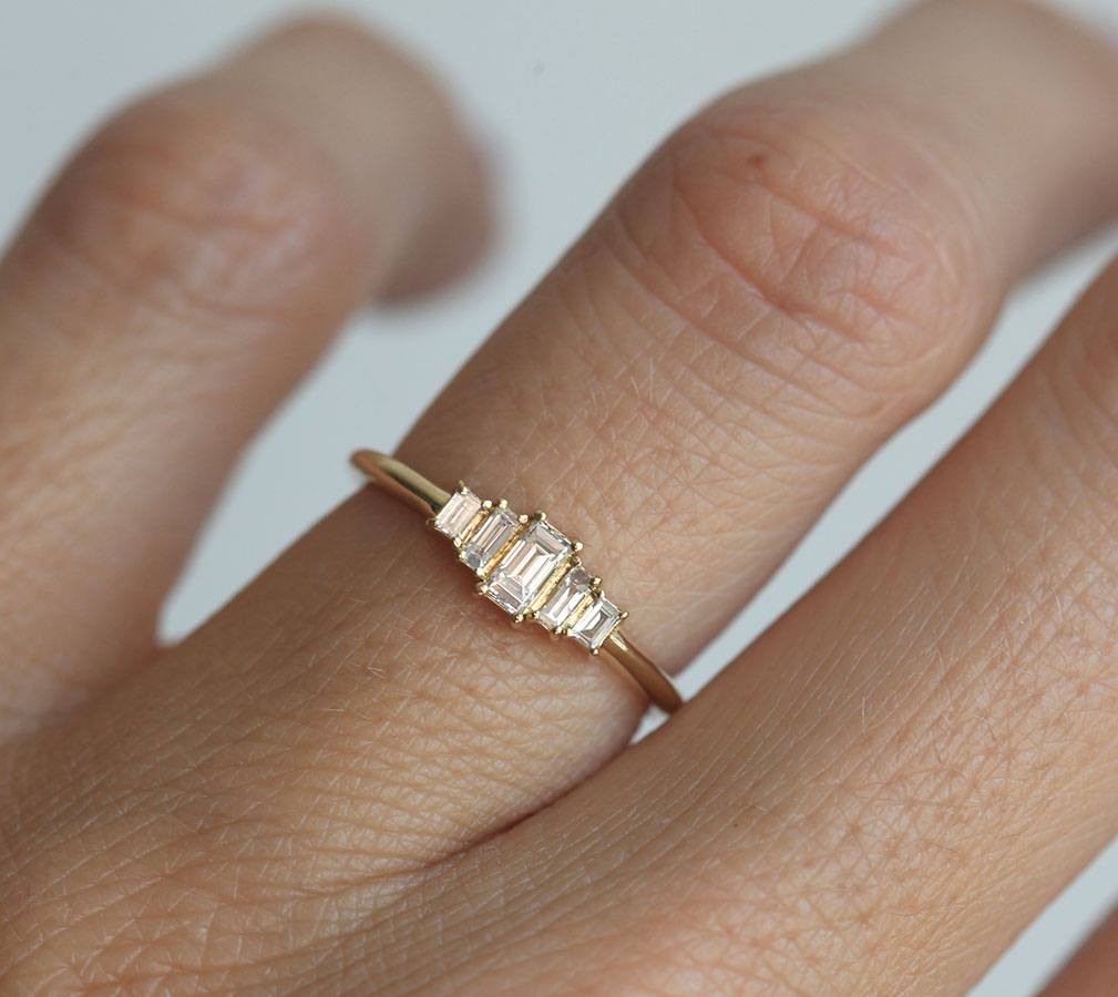 Art-Deco-Ring mit weißem Diamant im Baguetteschliff