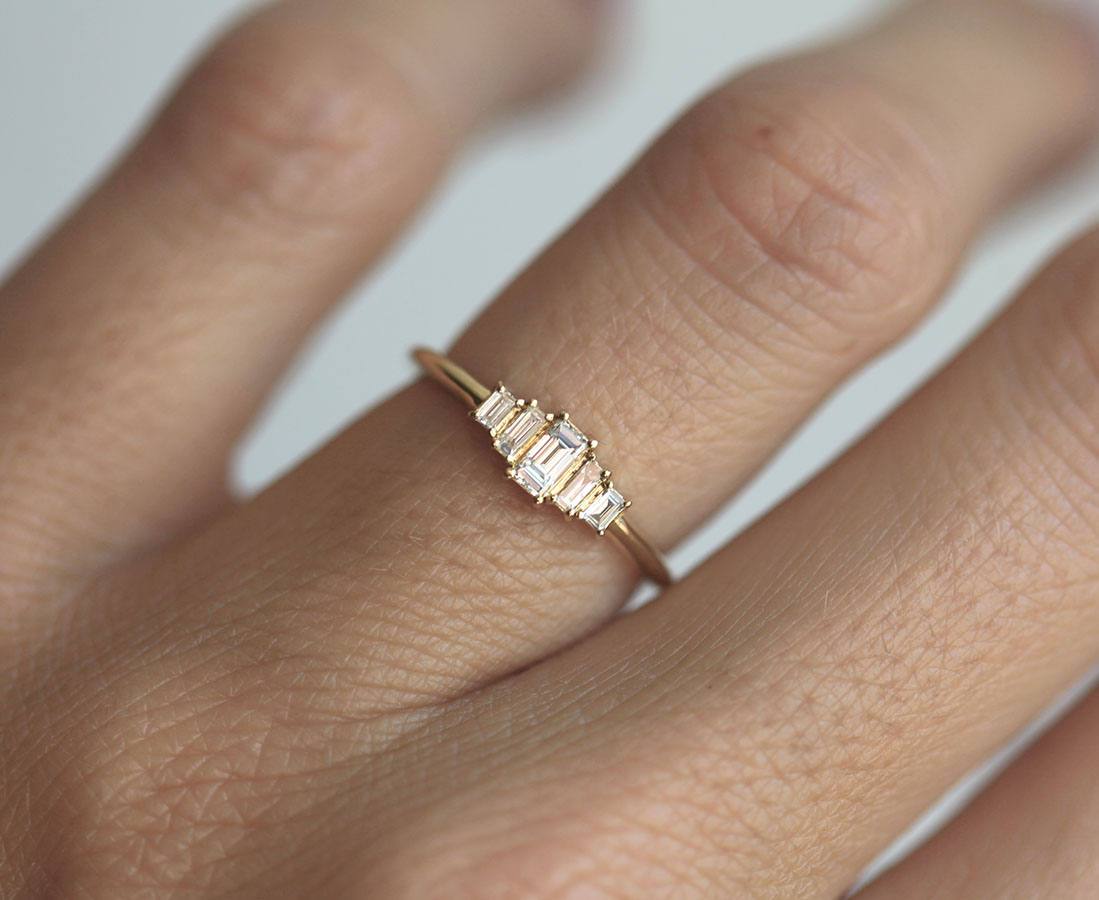 Art-Deco-Ring mit weißem Diamant im Baguetteschliff