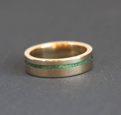 Goldring mit grünem Smaragd-Inlay, 5 mm breites Band, US-Größe 5 1/2 und 7.