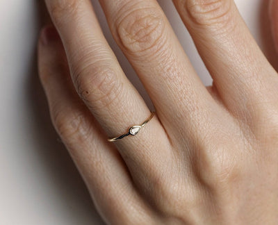 Birnenförmiger Ring mit weißem Diamant