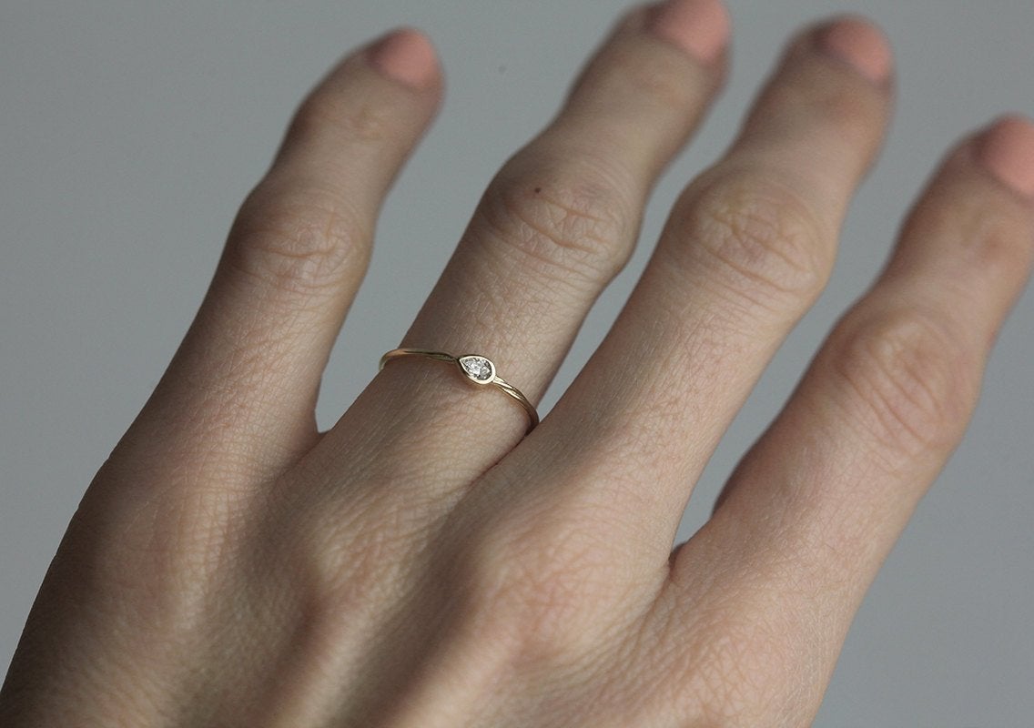 Birnenförmiger Ring mit weißem Diamant