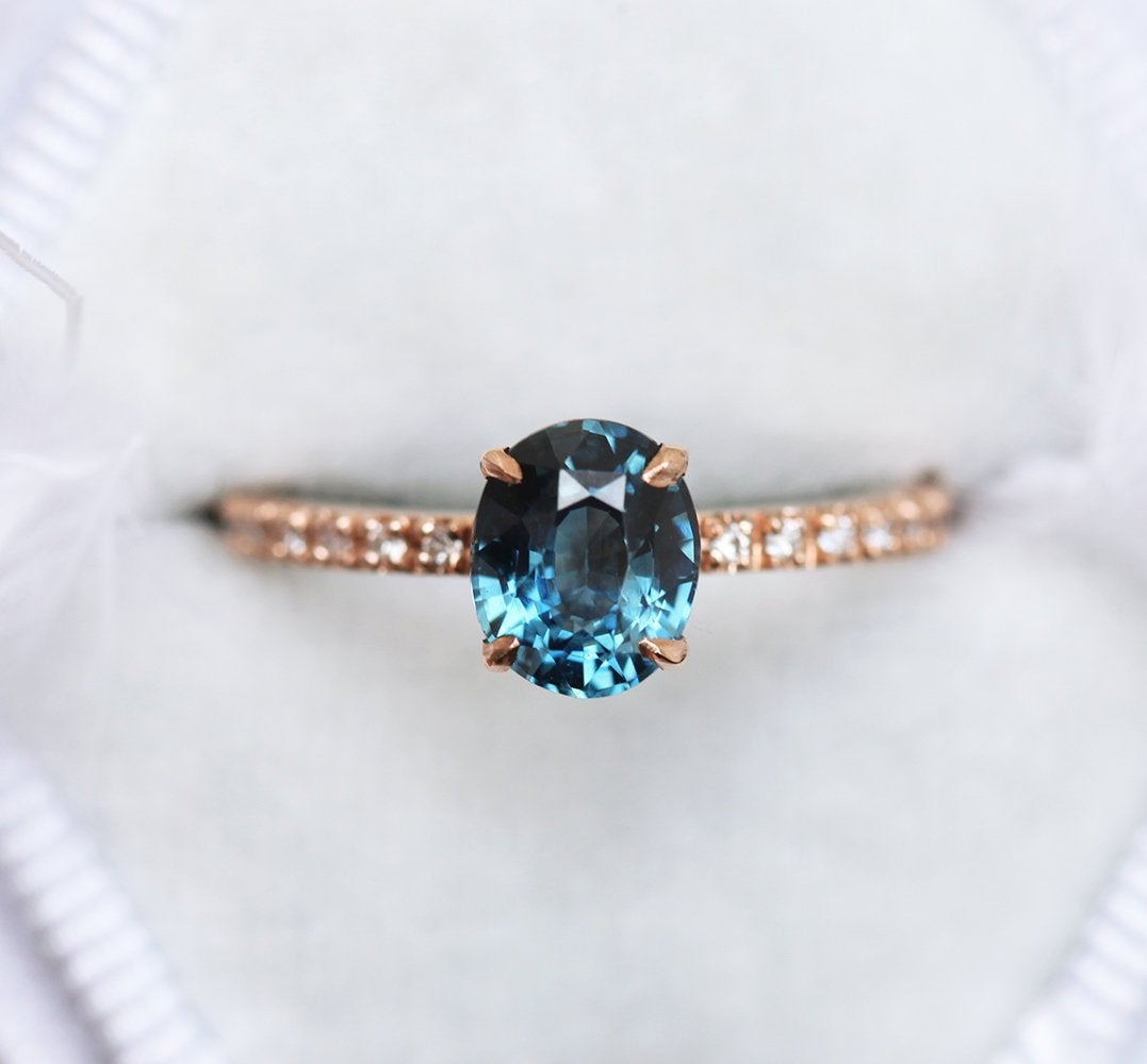 Ovaler blauer Saphirring mit weißen Diamanten