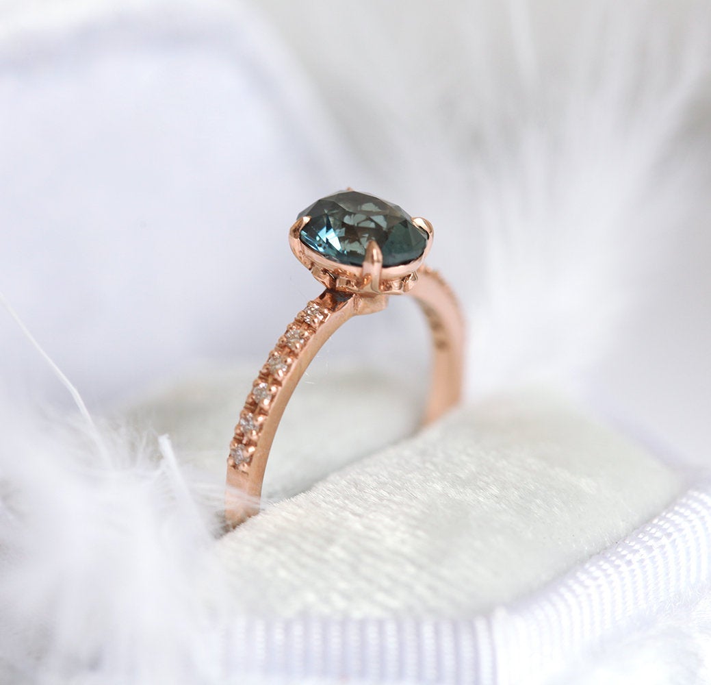 Ovaler blauer Saphirring mit weißen Diamanten