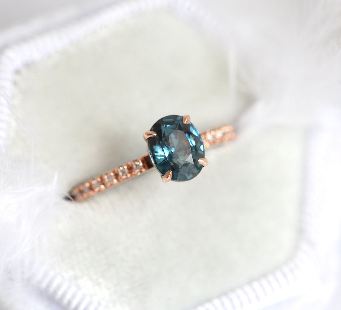 Ovaler blauer Saphirring mit weißen Diamanten