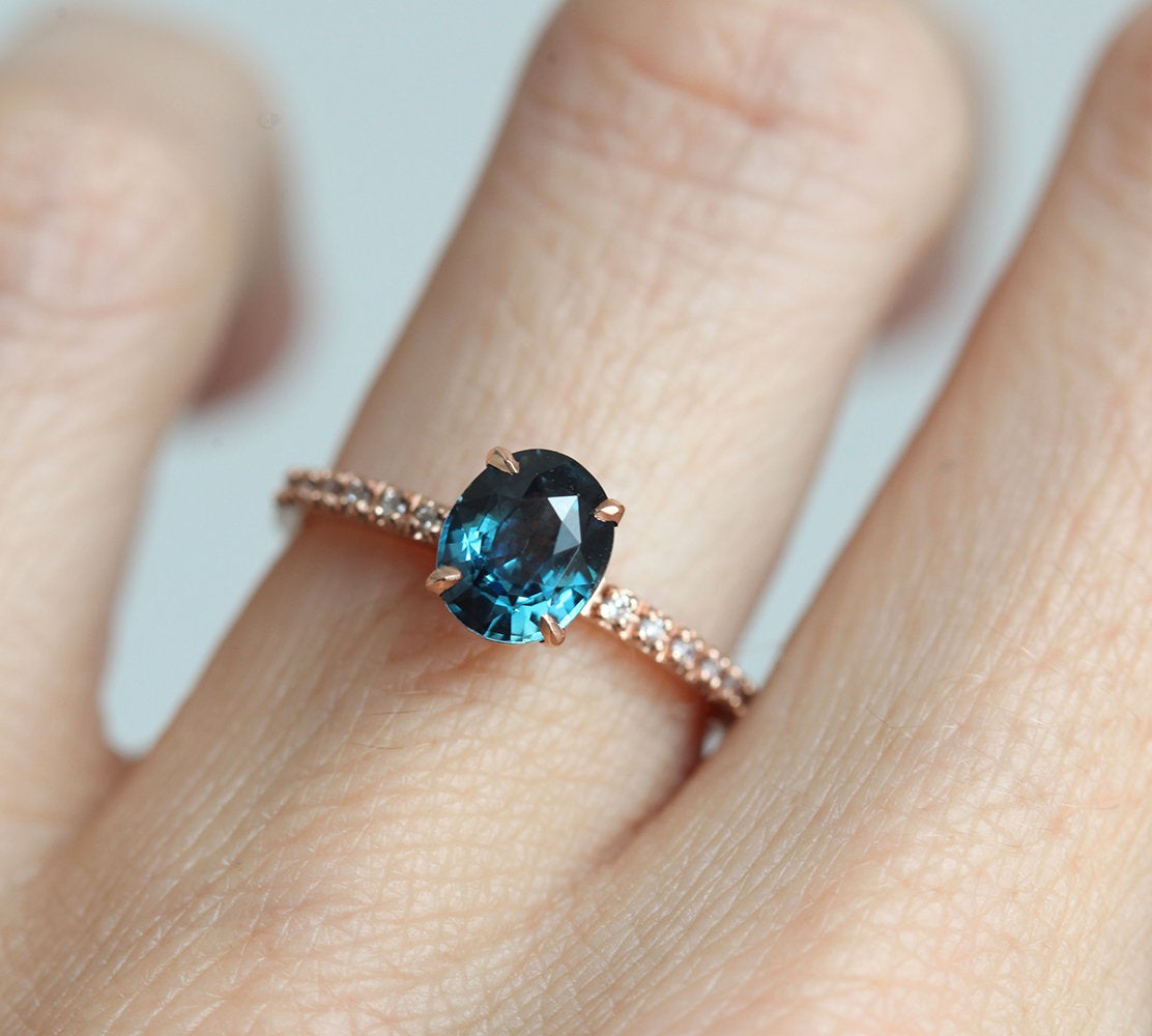 Ovaler blauer Saphirring mit weißen Diamanten