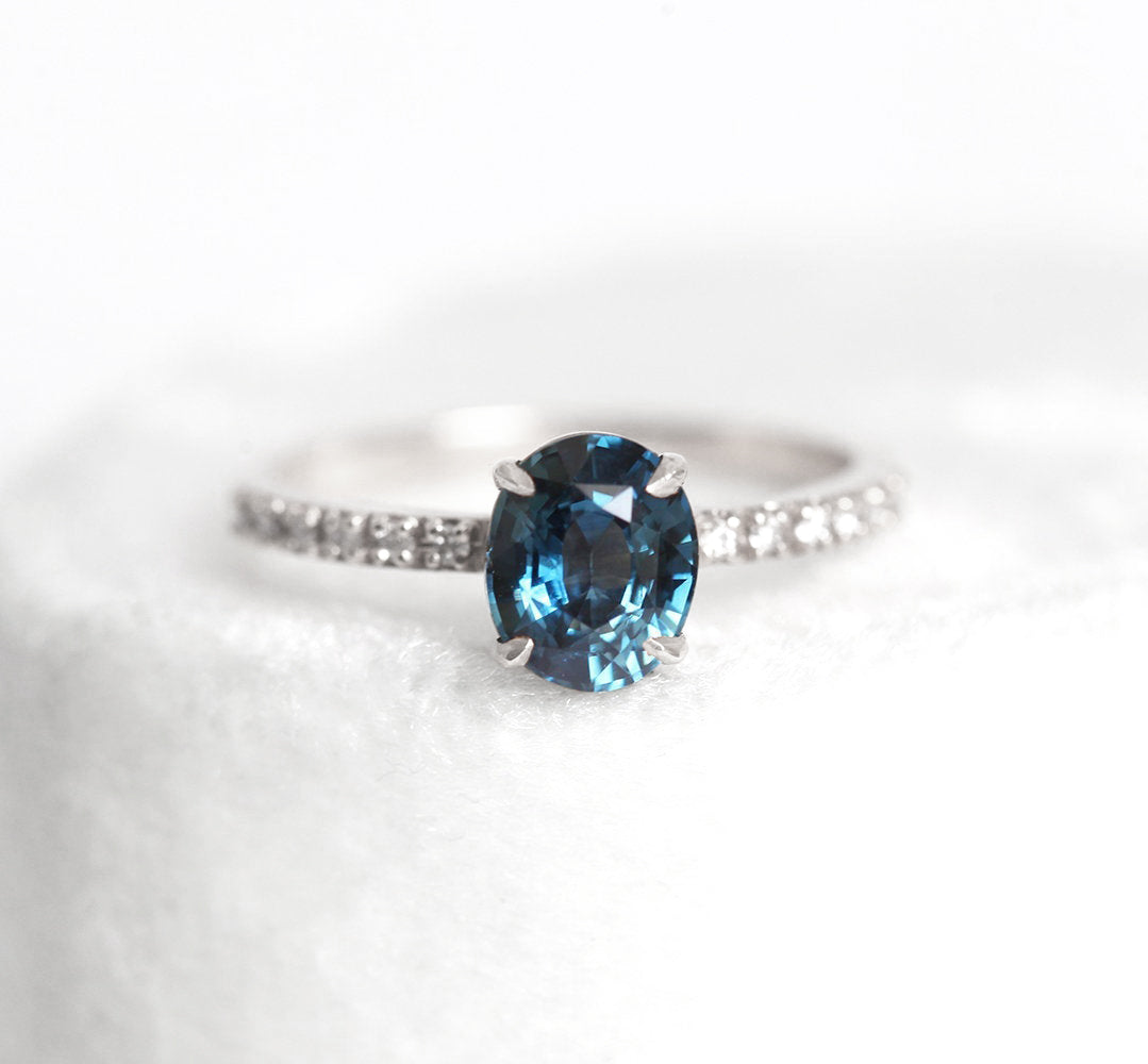 Ovaler blauer Saphirring mit weißen Diamanten