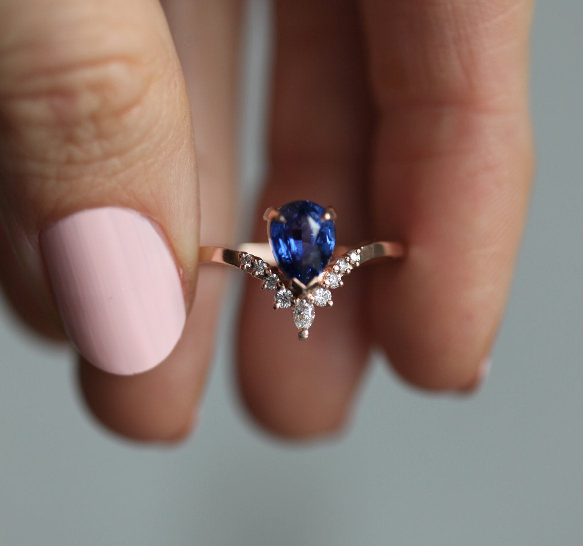 Birnenförmiger blauer Saphirring mit weißen Diamanten