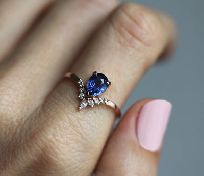 Birnenförmiger blauer Saphirring mit weißen Diamanten