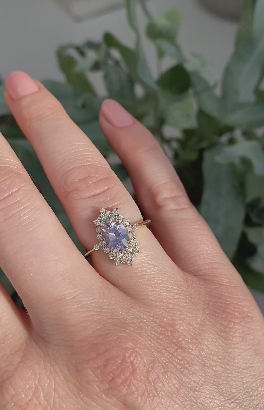 Ovaler lavendelfarbener Saphirring mit Diamant-Halo-Video