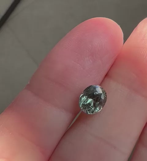 Loser ovaler blaugrüner Saphir mit 1,64 ct