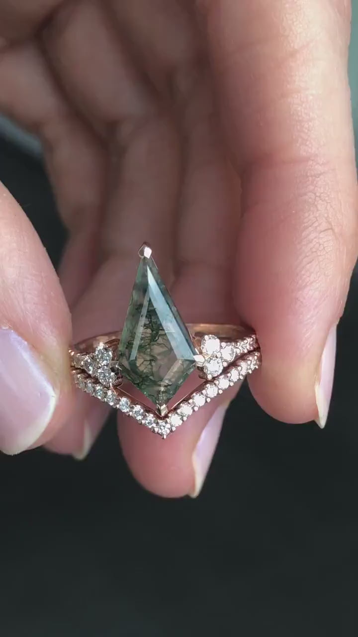 Kite Moss Achat-Ringset mit seitlichen runden weißen Diamanten und V-förmigem Band. Videoübersicht