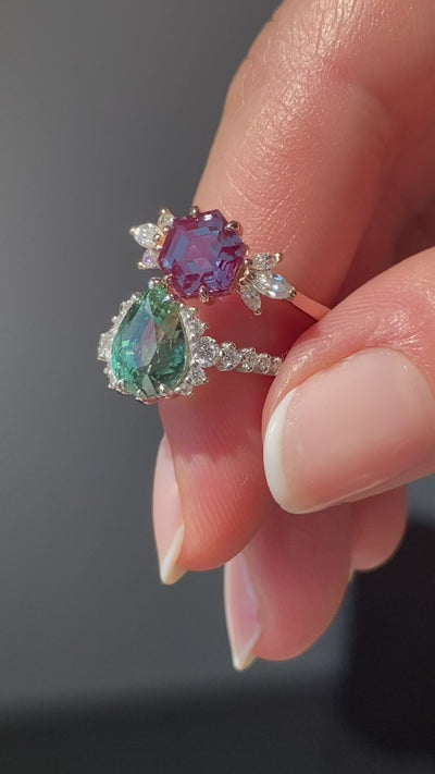 Floraler sechseckiger blauer Alexandrit-Ring mit Diamanten