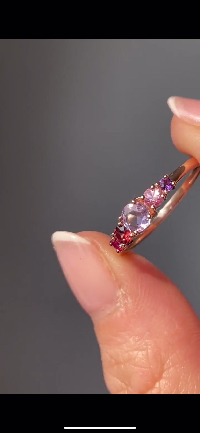 Lila runder Saphir-Clusterring mit Amethyst, Rhodolith-Granat und Rubinsteinen, Video